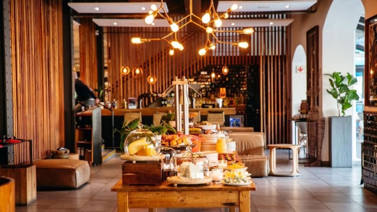 piano bar waterfront victoria hotel 768x432